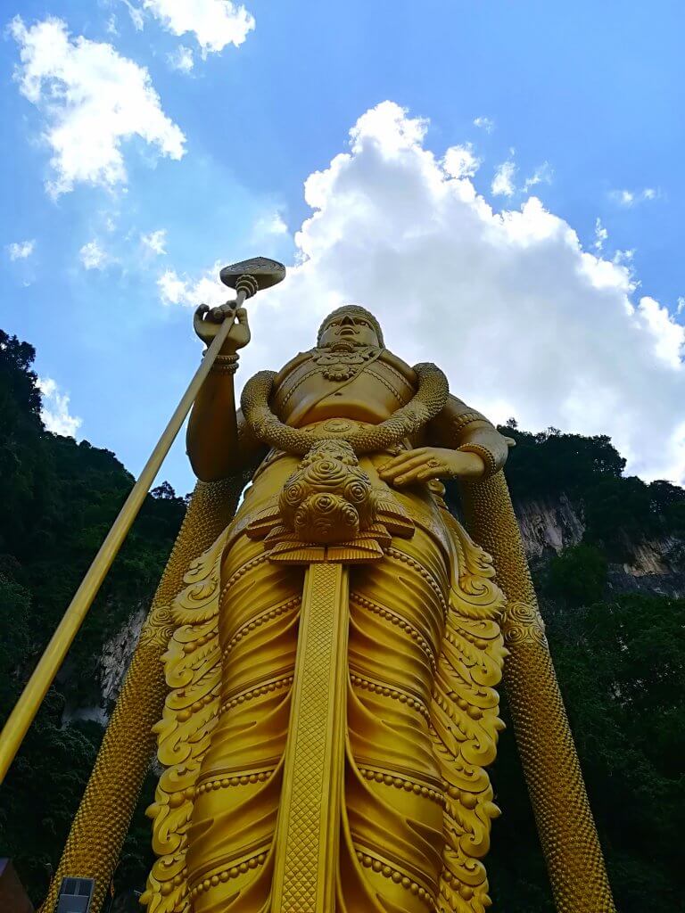 Goldene Statue des Hindu Gottes Murugan in Kuala Lumpur.