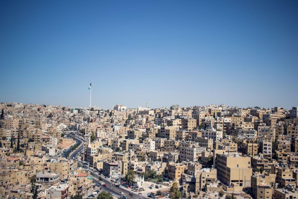 Blick vom Zitadellenhügel aus auf die sandfarbenen Häuser von Amman in Jordanien.