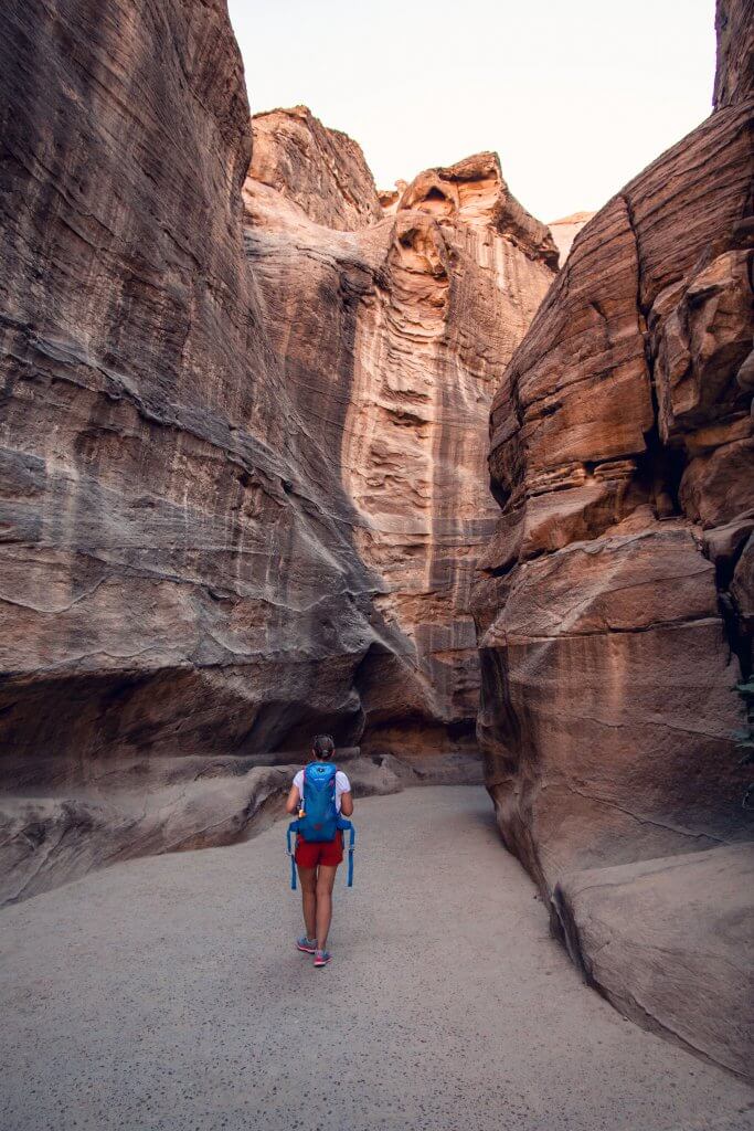 Maria auf dem Siq Trail Canyon zwischen hohen Felsen.