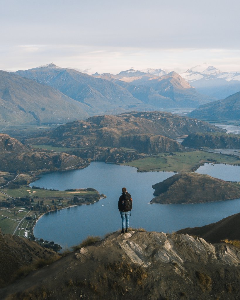 Roadtrip Neuseeland: Hannes Stier auf Bergkamm des Roys Peak.