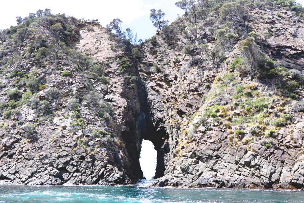 Blick auf Steilküsten der vorgelagerten Insel Bruny Island auf Tasmanien.