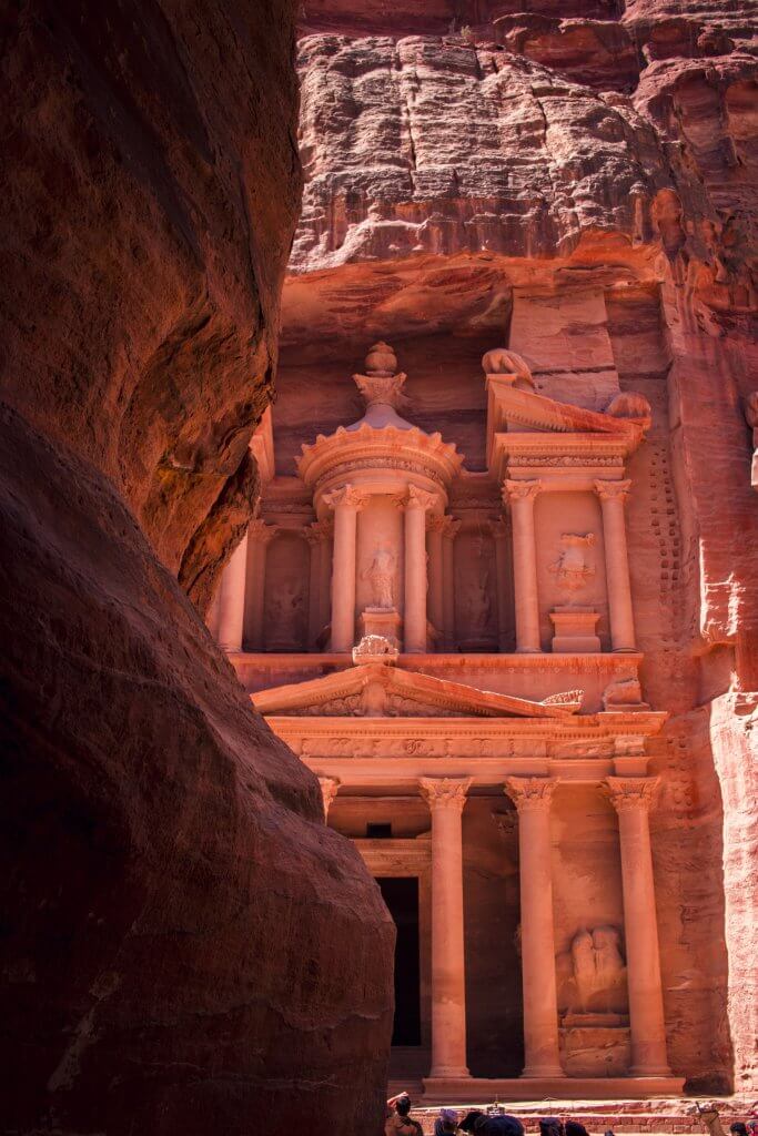 Blick auf die Eingangssäulen des Schatzhauses in der Wadi Musa Wüste, Petra, Jordanien.