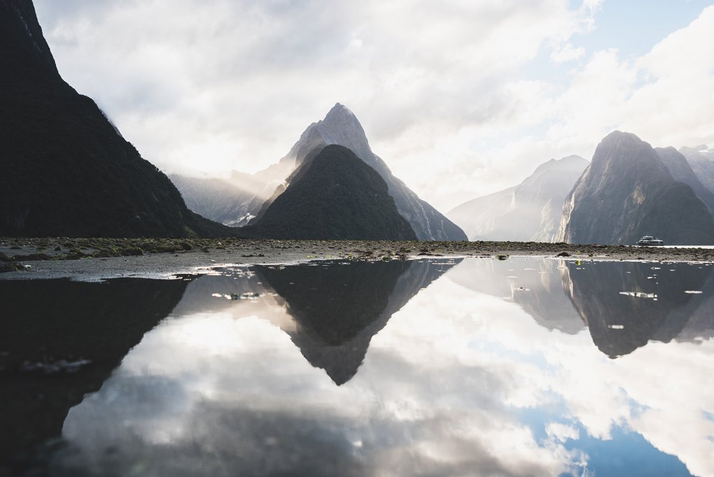 Roadtrip Neuseeland: Der Mitre Peak (1.692 m) spiegelt sich im Wasser des Milford Sound Fjords.