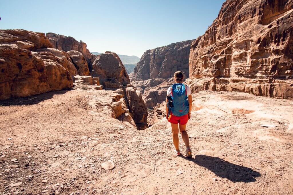 Maria blickt nahe Petra auf den Canyon hinunter.