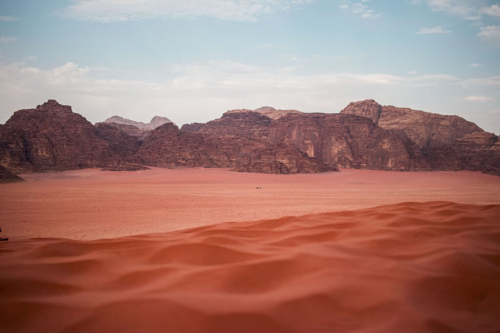 Wüstenlandschaft mit Gebirge in der Wadi Rum Wüste in Jordanien.