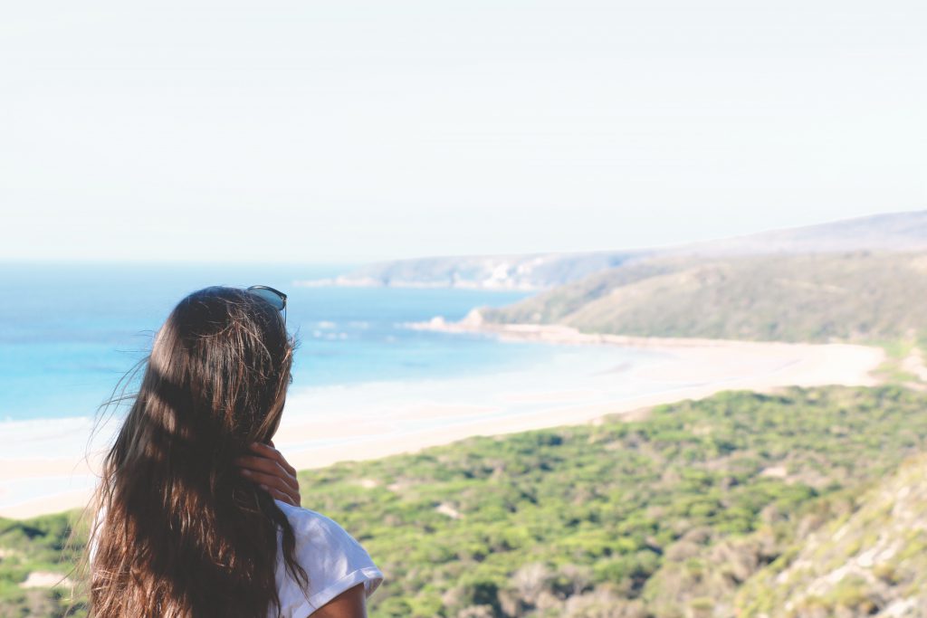 Ania blickt von oben auf den Strandabschnitt im kleinen Narawntapu Nationalpark, den sie zusammen mit Daniel kurz vorher noch entlangspazierte.