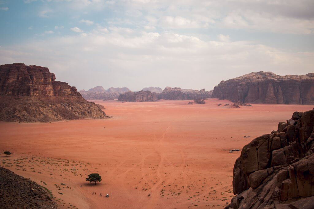 Blick von oben auf die Wüstenlandschaft Wadi Rum in Jordanien.