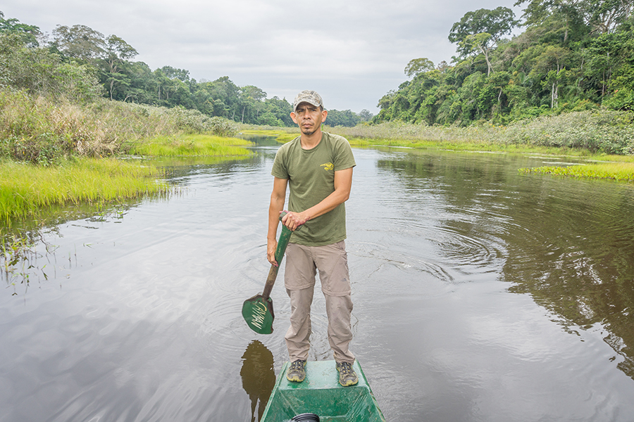 Flossfahrt auf dem Amazonas mit einheimischem Fahrer.