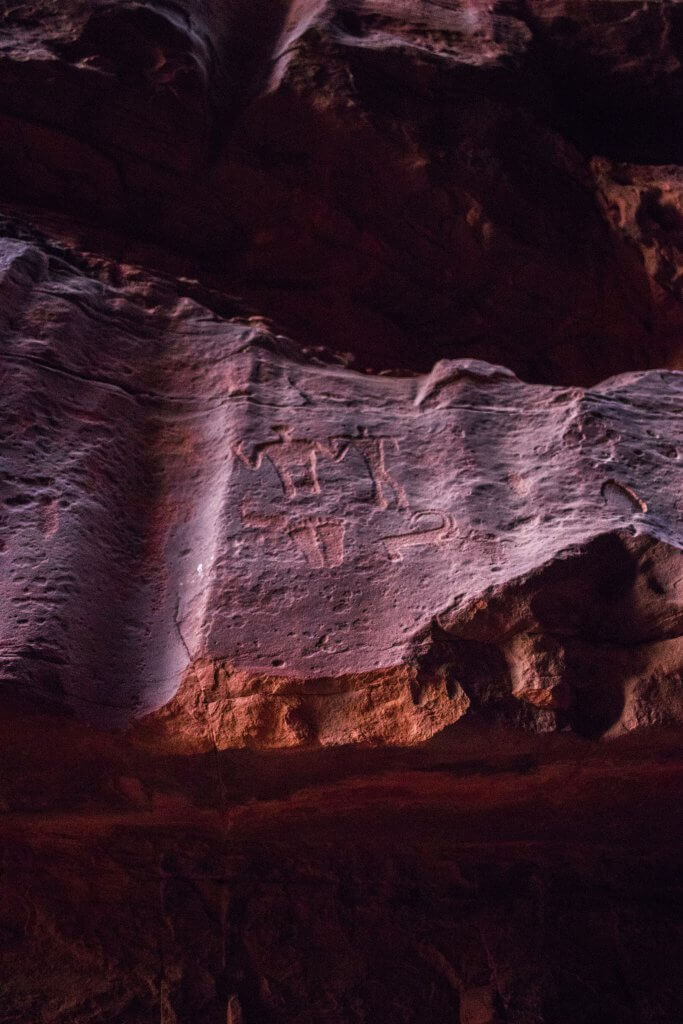 Felszeichnungen in einer Höhle in der Wüste Wadi Rum in Jordanien.