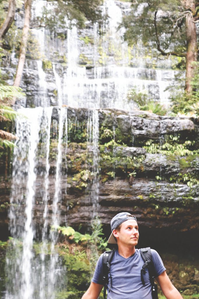 Daniel vor den Russel Falls Wasserfällen im Mount Field Nationalpark auf Tasmanien.