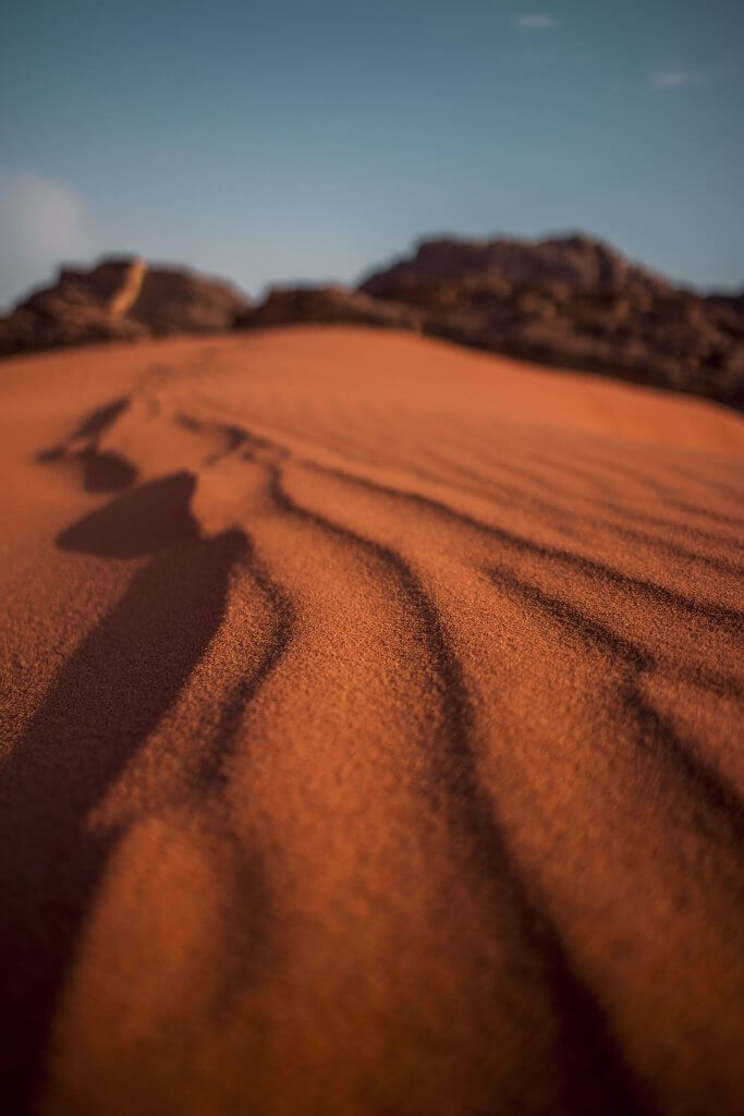 Wind-Spuren im Sand der Wadi Rum Wüste in Jordanien.