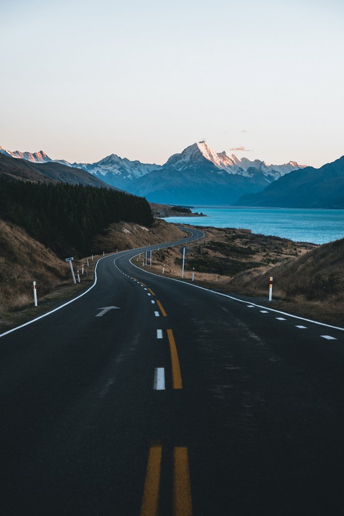Roadtrip Neuseeland: Endlose Straßen und atemberaubende Berglandschaften.