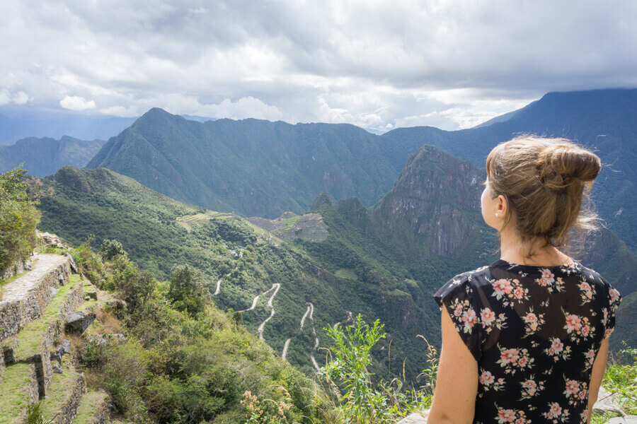 Melanie Schillinger blickt auf das Sonnentor von Machu Picchu in Peru.