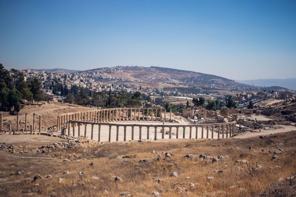 Blick von einem Hügel aus auf die 500 Säulen des Oval Plaza in Jerash, Jordanien.