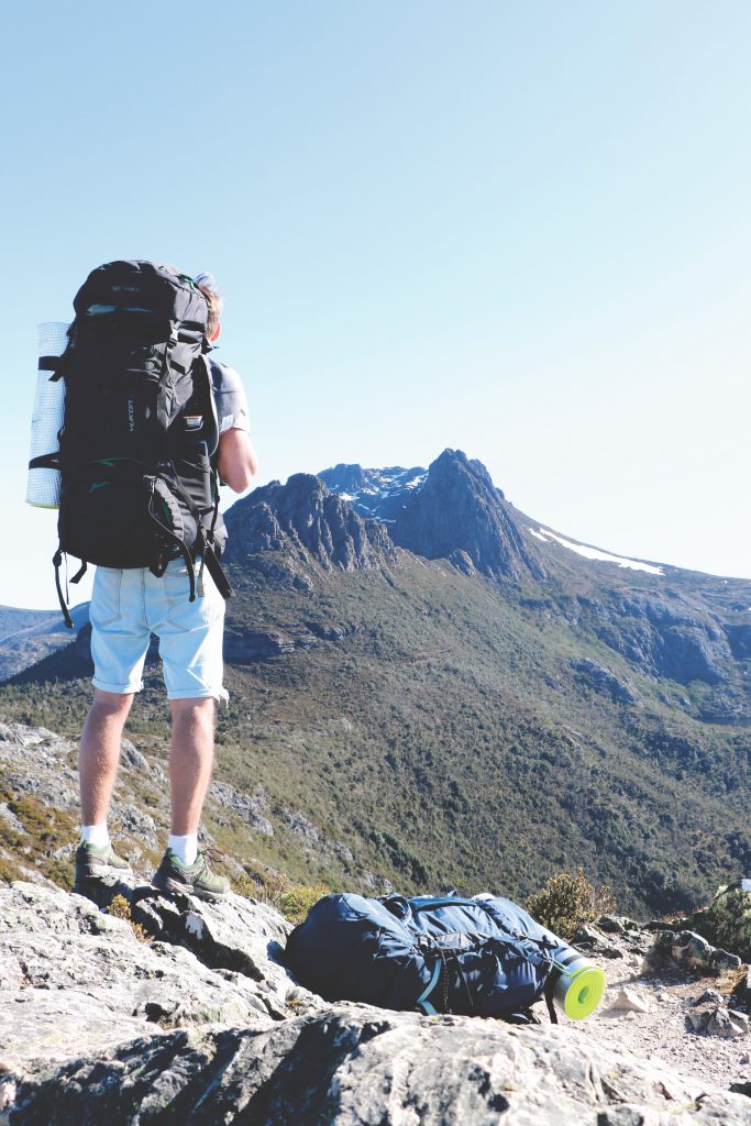 Daniel betrachtet die umliegenden Berge im Cradle-Mountain-Lake-St.-Clair-Nationalpark auf Tasmanien.