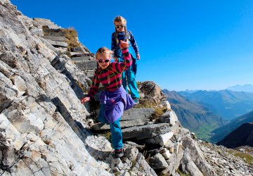 Die zwei Mädels an einem Fels auf dem Meraner Höhenweg