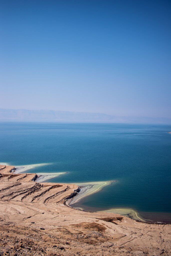 Blick von oben auf das Tote Meer in Jordanien.