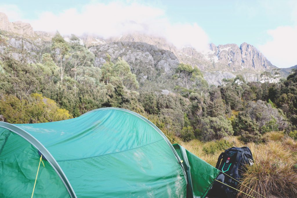 Ein aufgebautes Zelt dient als Schlafplatz im Cradle-Mountain-Lake-St.-Clair-Nationalpark auf Tasmanien.