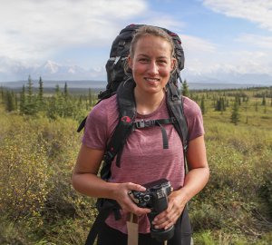 Melissa ausgestattet mit Tatonka Trekkingrucksack Yukon und Fotoapparat.