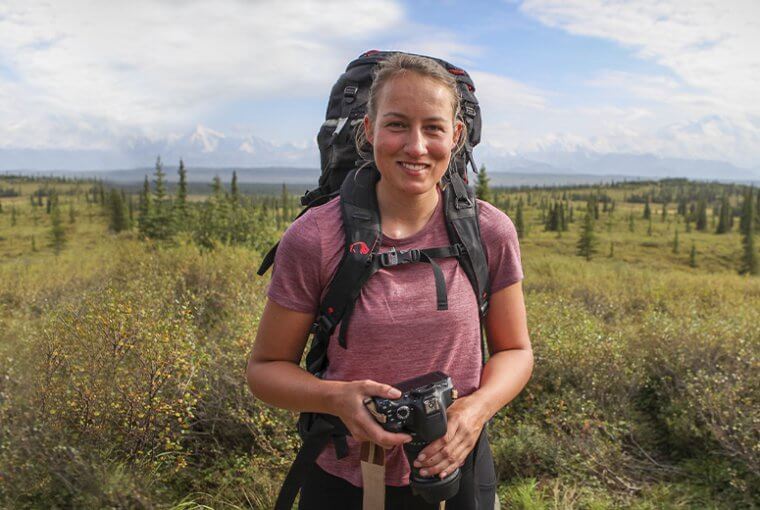 Melissa ausgestattet mit Tatonka Trekkingrucksack Yukon und Fotoapparat.