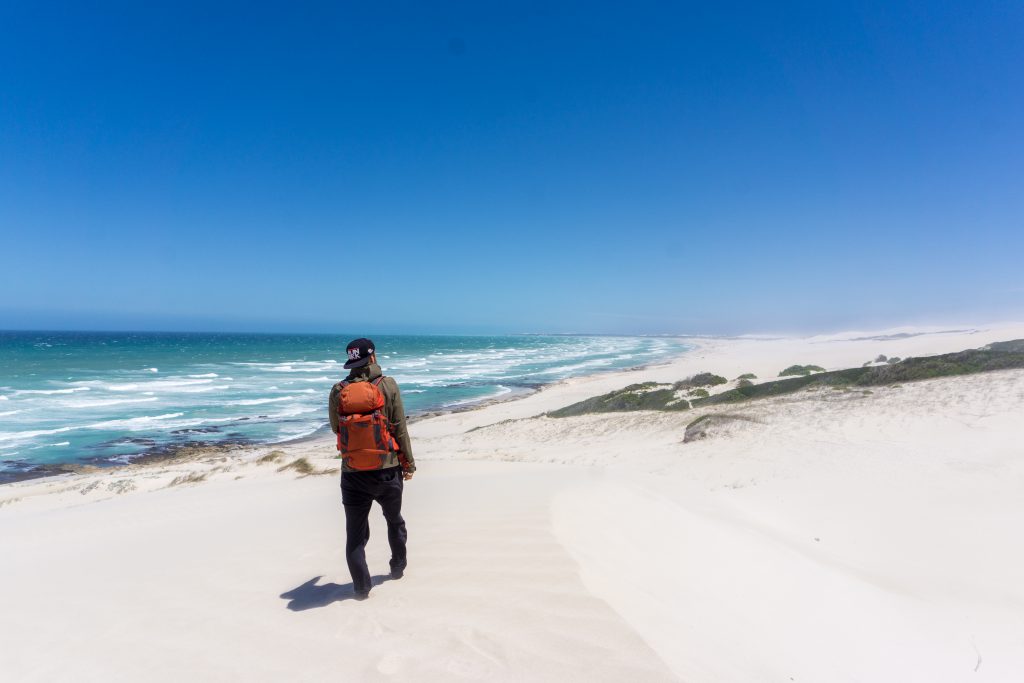 Garden Route Südafrika - Marco an einem schneeweißen Sandstrand im De Hoop Nature Reserve.