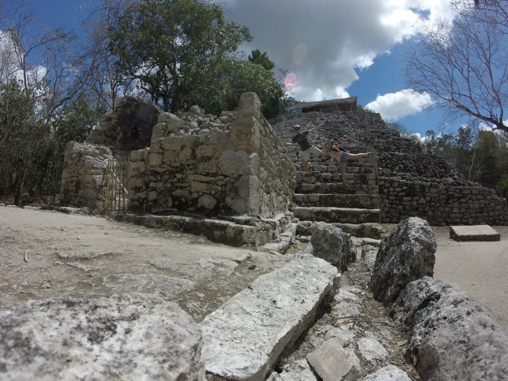 Roadtrip Yucatan - Sophie und Pat posieren auf den Stufen einer Mayaruine in der Ruinenstätte Coba in Mexiko.
