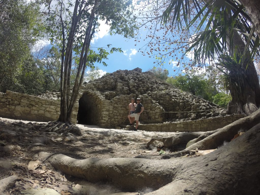 Roadtrip Yucatan - Sophie und Pat stehen vor einer Pyramiden-Ruine der Maya in der Ruinenstätte Coba in Mexiko.