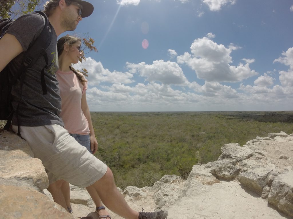 Roadtrip Yucatan - Sophie und Pat blicken von der Nohoch Mul Maya-Pyramide auf den umliegenden Dschungel der Ruinenstätte Coba in Mexiko.