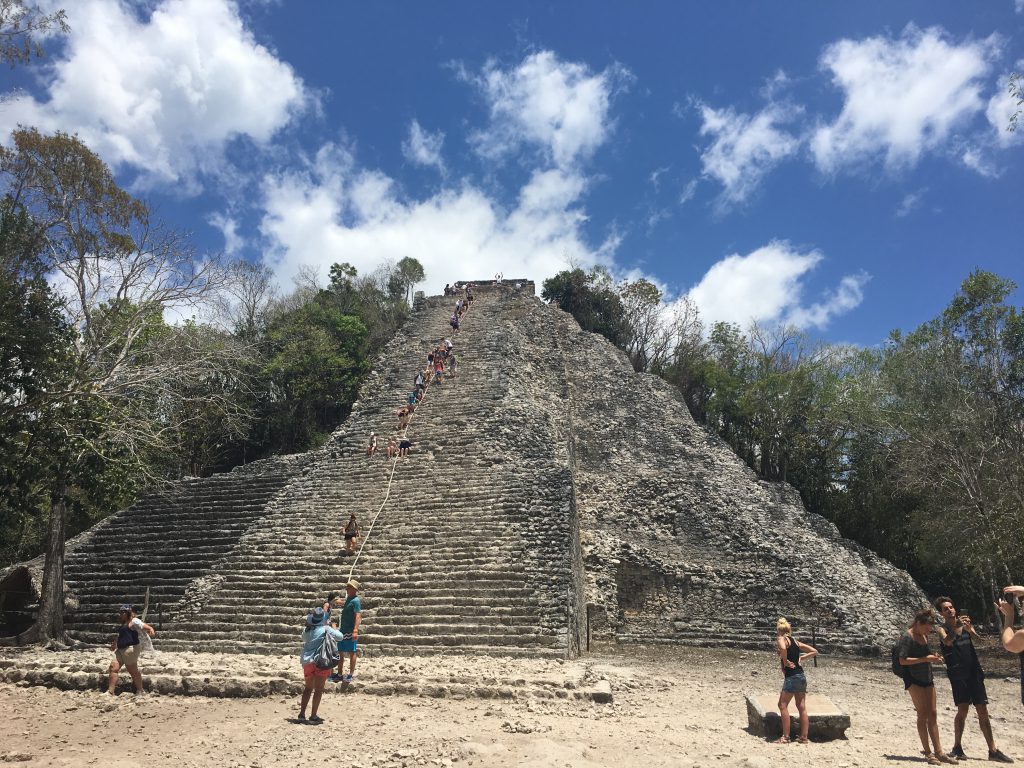 Tatonka Trekkin Crew in Mexiko - Die Nohoch Mul Maya-Pyramide. Auf 120 Treppenstufen geht es 42 Meter nach oben.