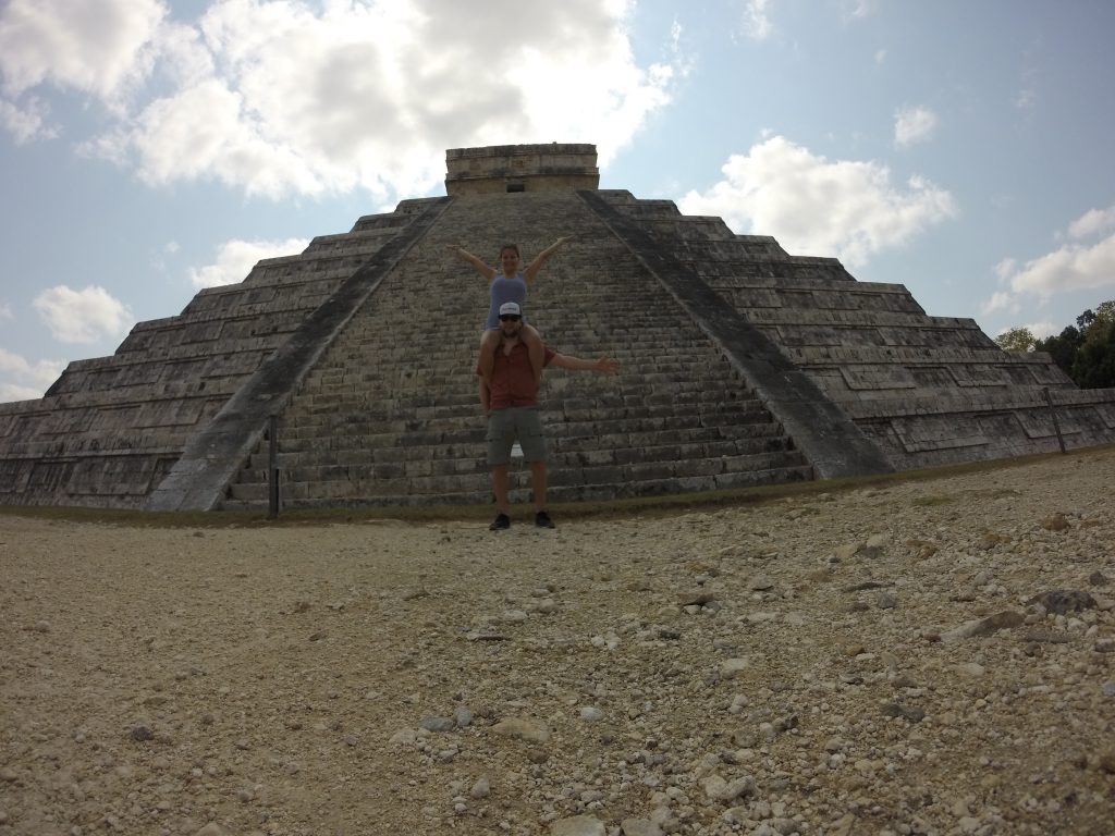 Roadtrip Yucatan - Sophie sitzt vor einer Mayapyramide auf Pats Schultern.