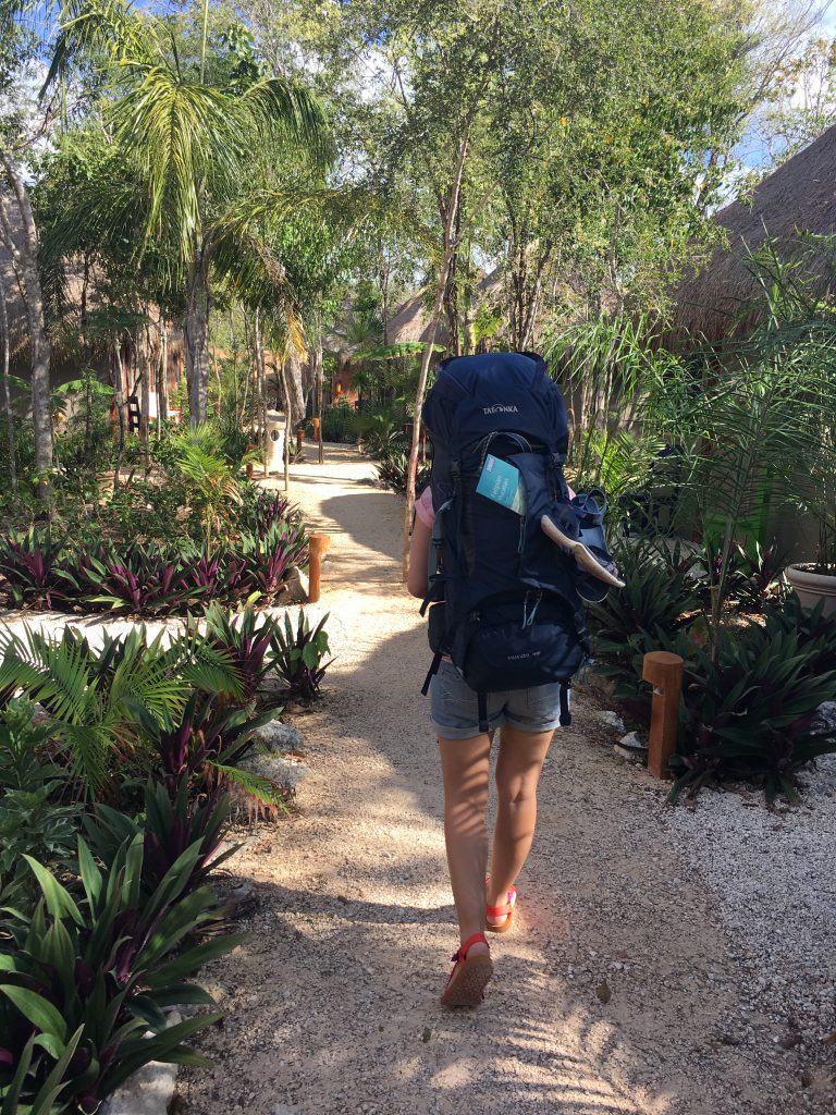 Roadtrip Yucatan - Sophie auf dem Weg zu ihrem Hotelzimmer in Tulum, Mexiko. Auf dem Rücken trägt sie ihren Tatonka Yukon Trekkingrucksack.