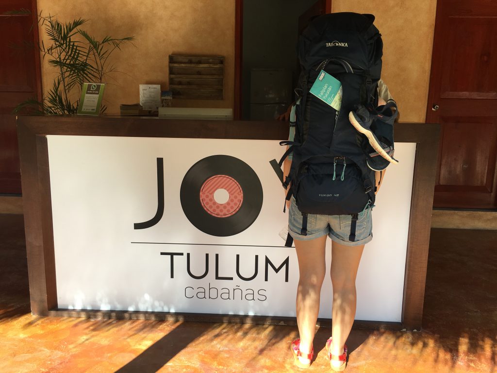 Roadtrip Yucatan - Sophie beim Einchecken im Hotel in Tulum Mexiko