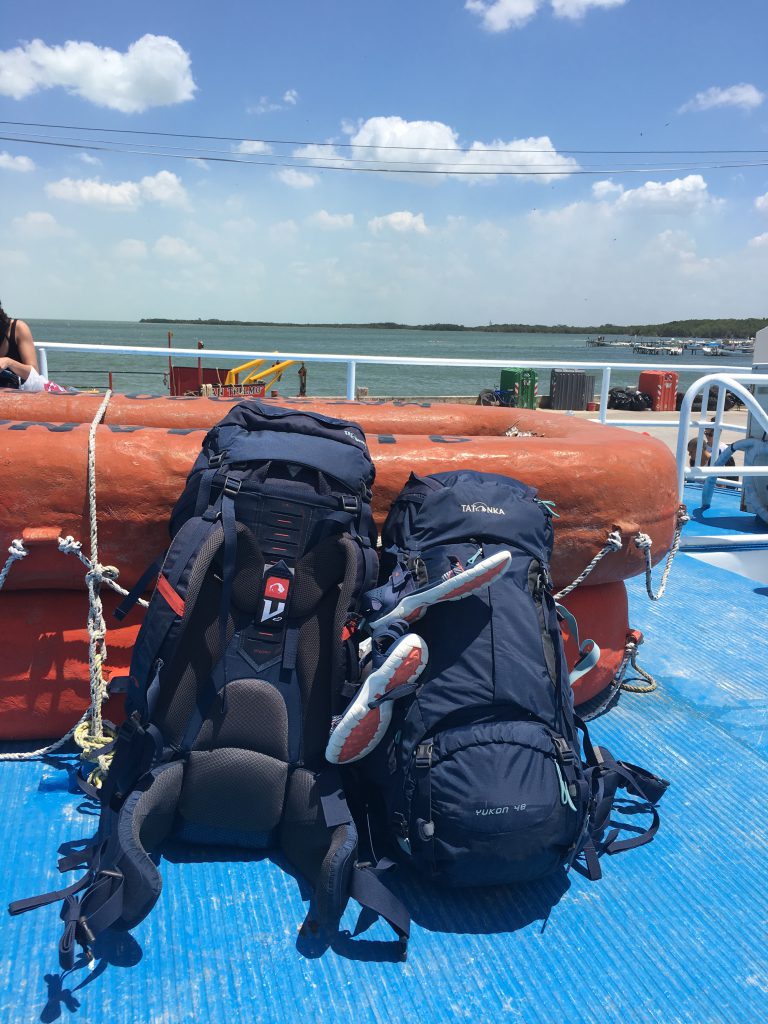 Roadtrip Yucatan - Die beiden Tatonka Yukon Trekkingrucksäcke auf der Fähre vom Festland nach Holbox.