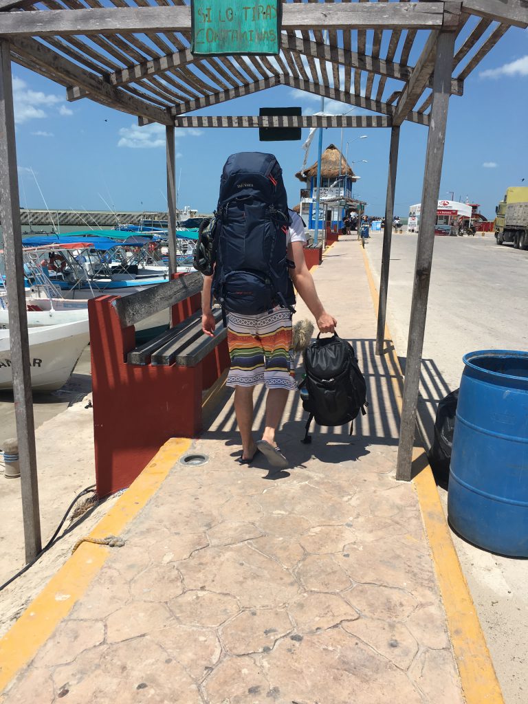 Roadtrip Yucatan - Mit zwei Tatonka Rucksäcken bereitet sich Pat am Hafen auf die Weiterfahrt nach Holbox, Mexiko vor.