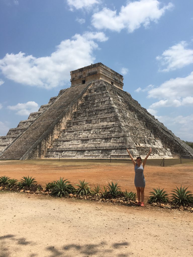 Roadtrip Yucatan - Sophie steht vor einer Maya-Pyramide in der Ruinenstätte Chichen Itza in Mexiko.