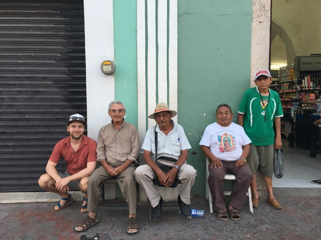 Roadtrip Yucatan - Pat und Einheimische posieren für ein gemeinsames Foto vor einem kleinen Einkaufsgeschäft.