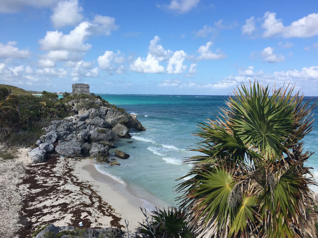 Roadtrip Yucatan - Die Stadt Tulum in Mexiko bietet eine schöne Strandpromenade mit Blick auf das karibische Meer.