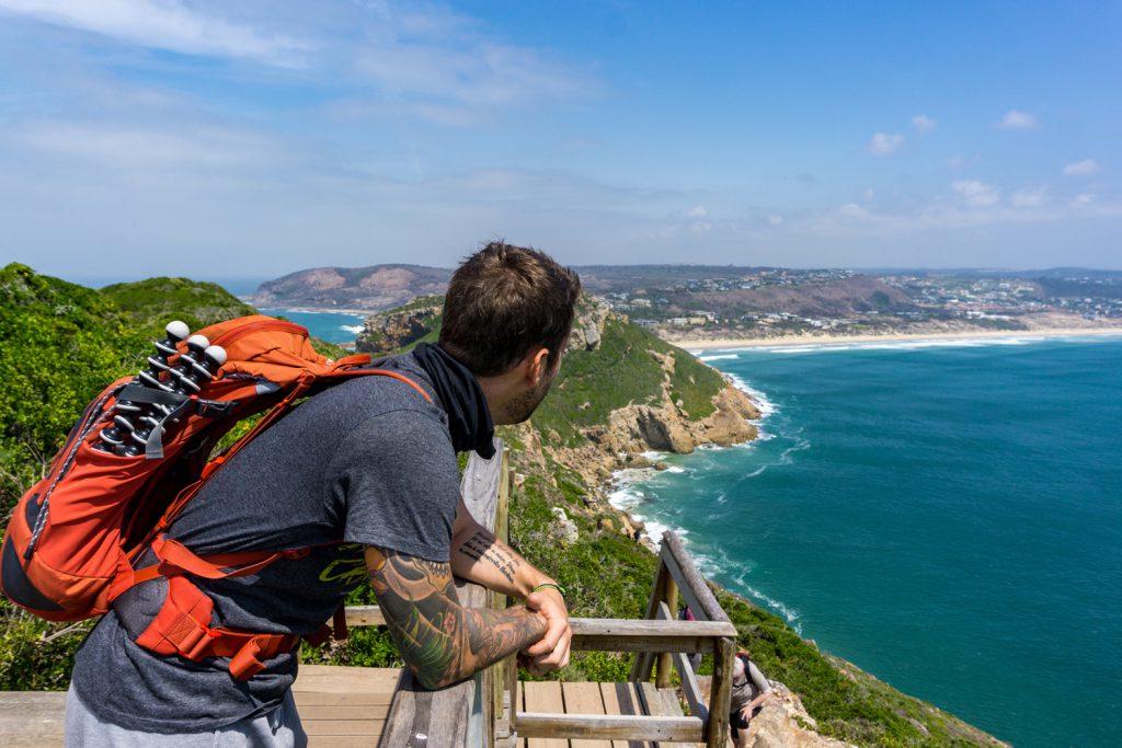 Klicken, um Bild zu vergrößern. Garden Route Südafrika - Marco genießt den Ausblick auf das Meer vor dem Robberg Nature Reserve.