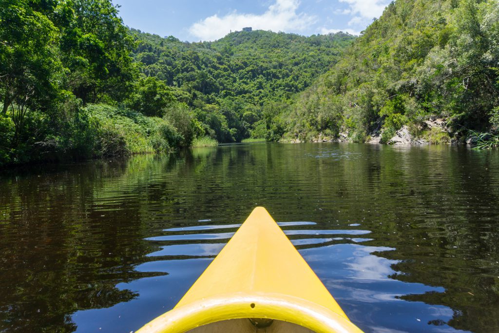 Klicken, um Bild zu vergrößern. Garden Route Südafrika - Halt Nummer vier für Sara und Marco ist die Stadt Wilderness. Mit dem Kajak geht es über den Fluss Touw.