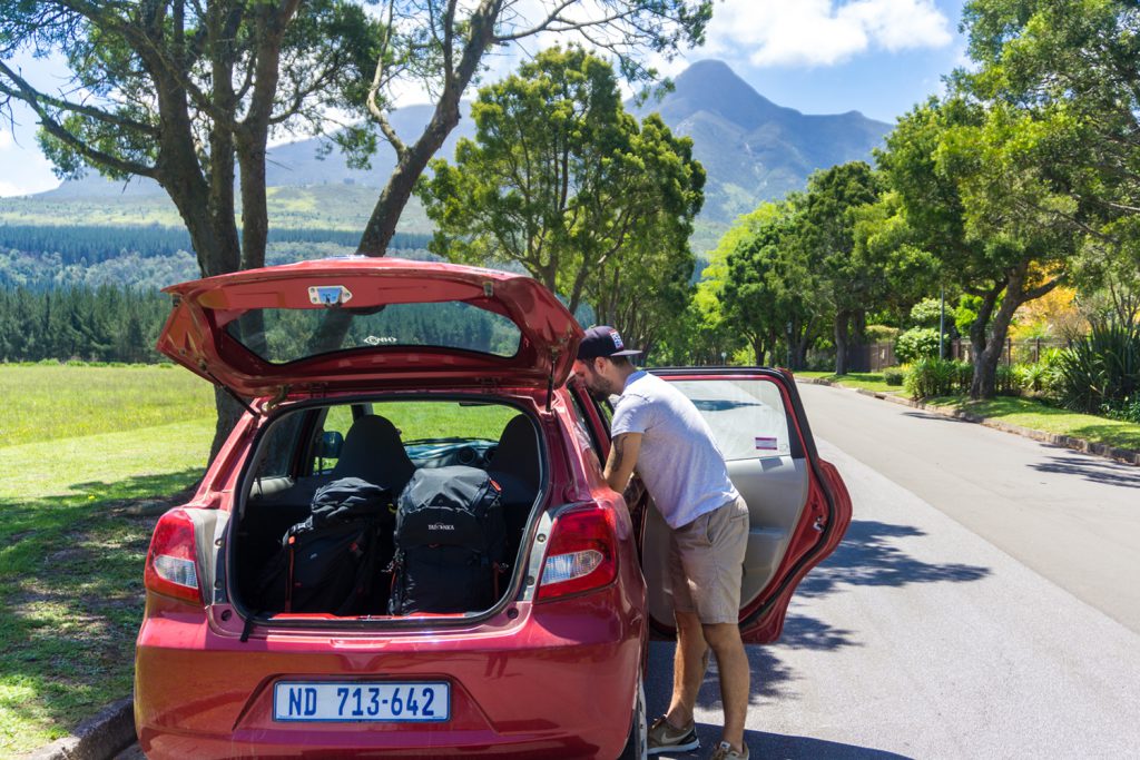 Klicken, um Bild zu vergrößern. Garden Route Südafrika - Sara und Marco packen ihre beiden Yukon Trekkingrucksäcke in den Mietwagen.
