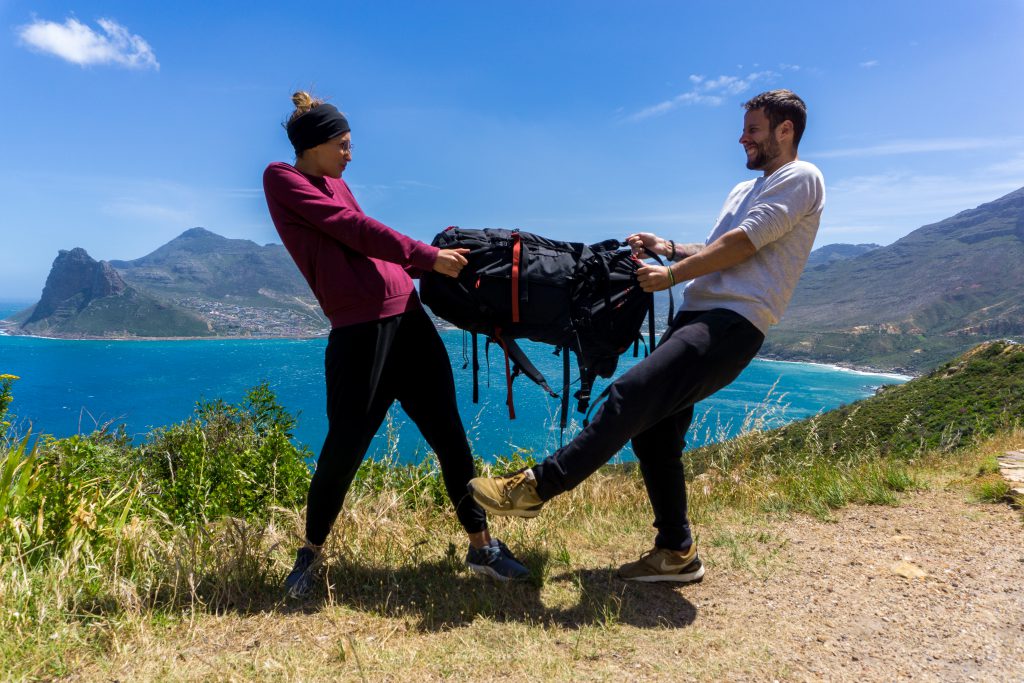 Klicken, um Bild zu vergrößern. Garden Route Südafrika - Wer bekommt den Tatonka Yukon? Sara und Marco zerren beide um den Trekkingrucksack. Aber keine Sorge: Alles nur Spaß.