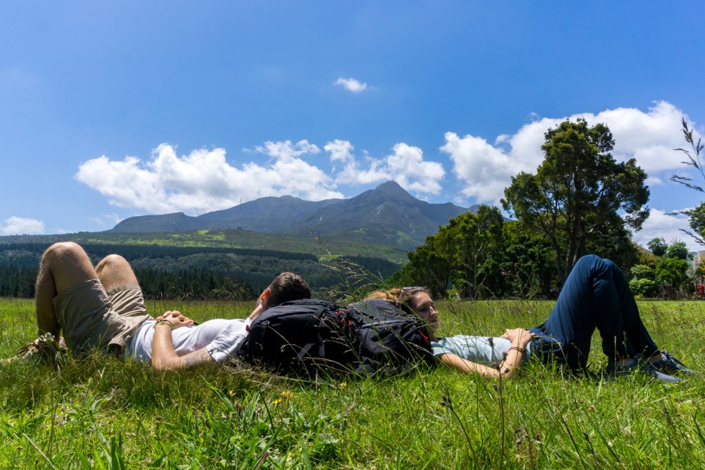 Klicken, um Bild zu vergrößern. Die Garden Route Südafrika - Marco und Sara von der Tatonka Trekkin' Crew liegen im Gras und genießen das sonnige Wetter.