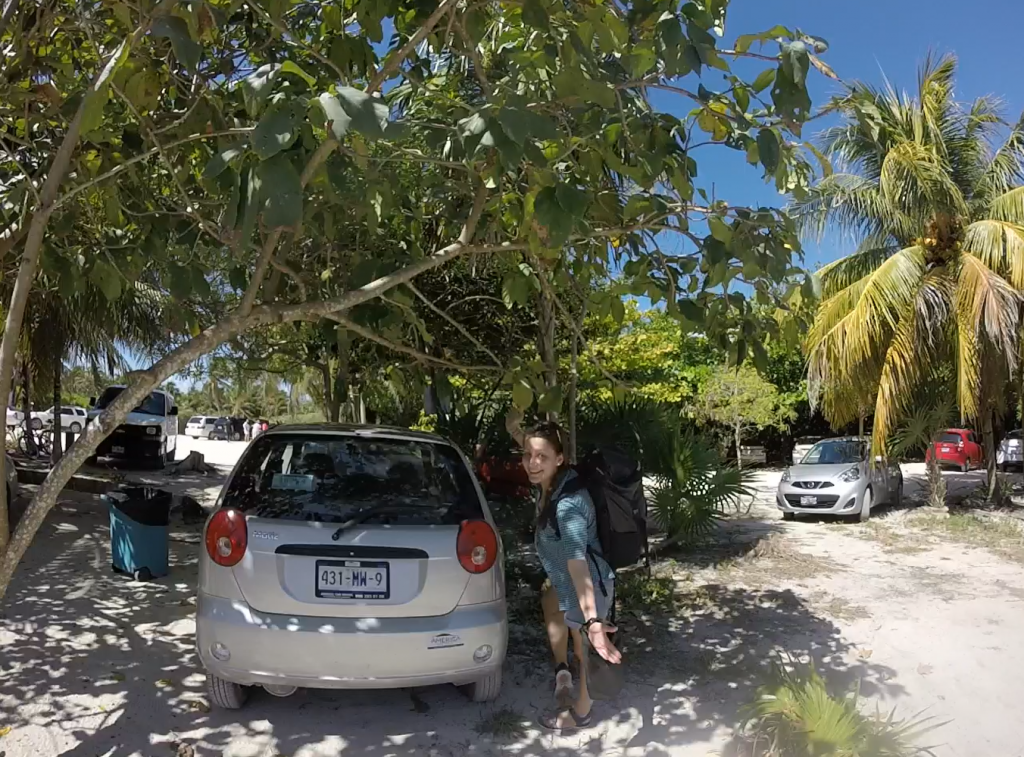 Roadtrip Yucatan - Sophie freut sich, dass ihr Mietwagen schon auf die beiden wartet.