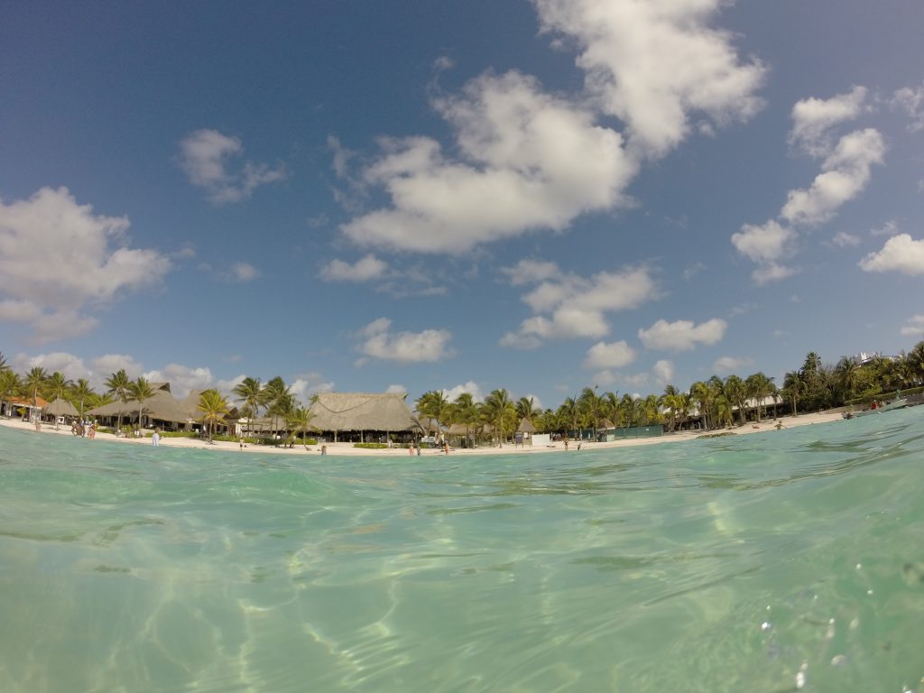 Roadtrip Yucatan - Bild vom Wasser aus in Richtung Strand. Glasklares Meer in Akumal, Mexiko.