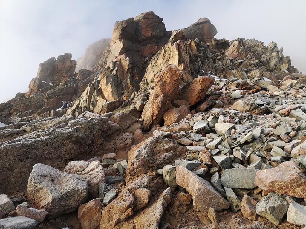 Felsen und Geröll am Mount Kenya in Kenia.