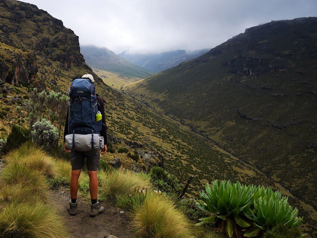 Frederic mit seinem Tatonka Yukon Trekkingrucksack auf dem Rücken.