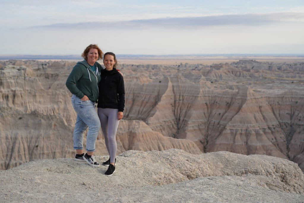 Nele mit einer Teilnehmerin der Reise im Badlands Nationalpark.