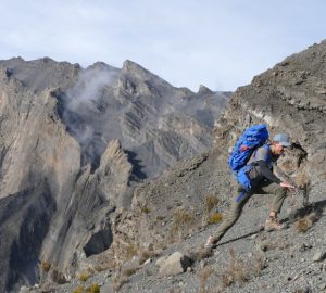 Frederik mit seinem Rucksack auf dem Weg auf den Mount Meru in Tansania.