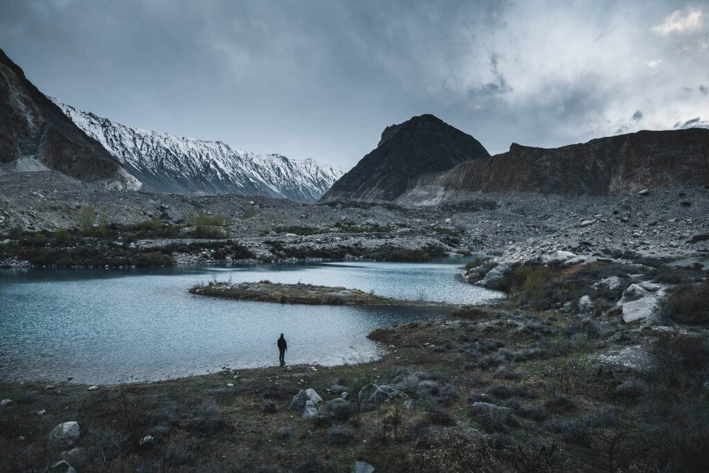 Lagune nahe des Passu Cones Gebirges in der Region Hunza in Pakistan.