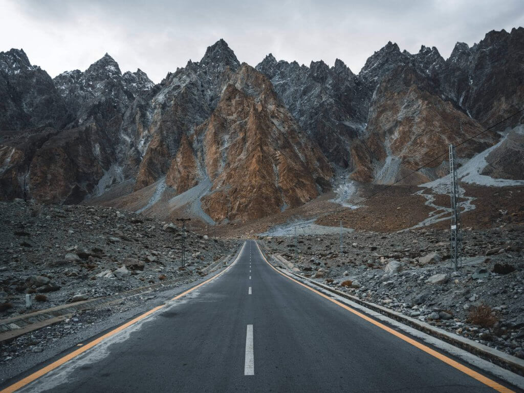 Geteerte Straße im Hunza Tal.